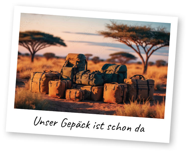 Polaroid mit gepackten Rucksäcken in Savanne und Aufschrift "Unser Gepäck ist schon da"
