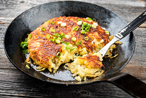Traditionelles schweizer Rösti als Beilage als closeup in einer