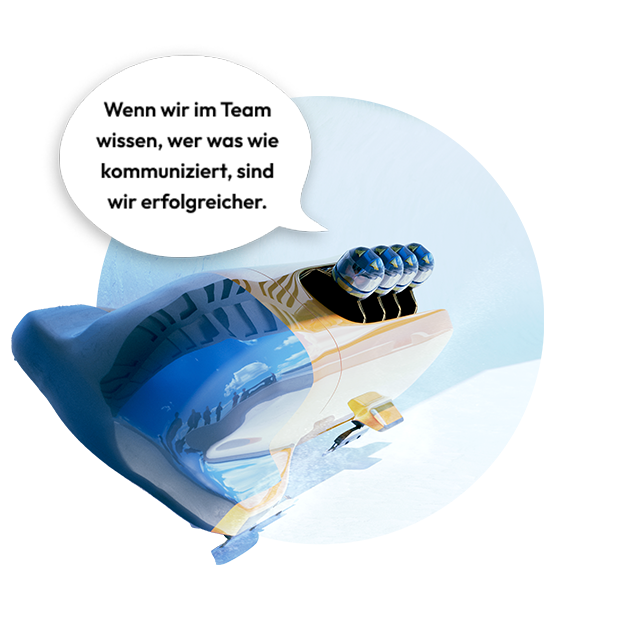 Vier Personen fahren im Bob. Einer sagt: Wenn wir im Team wissen, wer was wie kommuniziert, sind wir erfolgreicher.